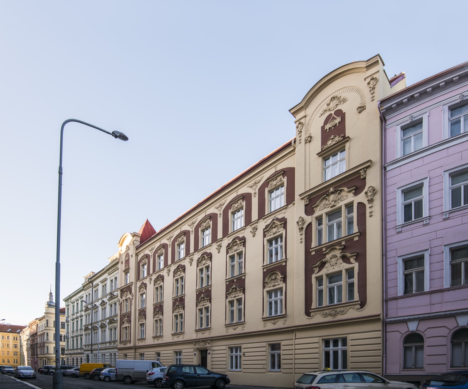 Historická fasáda budovy Řehořova 21 z ulice